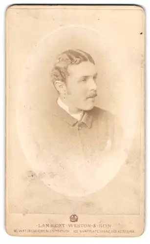 Fotografie Lambert Weston & Son, Dover, 18, Waterloo Crescent, Brustportrait charmanter Herr mit moderner Frisur