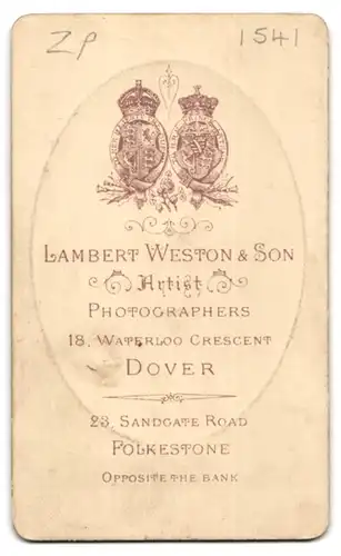 Fotografie Lambert Weston & Son, Dover, 18, Waterloo Crescent, Brustportrait charmanter Herr mit moderner Frisur
