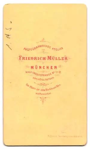 Fotografie Friedrich Müller, München, Kaufingerstrasse 21, Portrait elegante Dame sitzt am Tisch