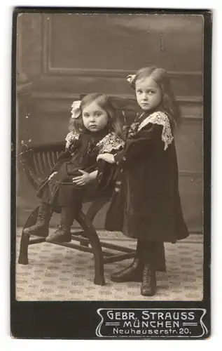 Fotografie Gebr. Strauss, München, Neuhauserstrasse 20, Portrait zwei kleine Mädchen in Samtkleidern