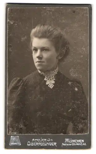 Fotografie Kaufhaus Oberpollinger G. m. b. H., München, Neuhauser-Strasse 44-46, Portrait junge Dame im karierten Kleid