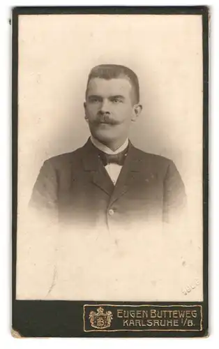 Fotografie Eugen Butteweg, Karlsruhe i /B., Amalienstrasse 37, Portrait eleganter Herr mit Schnauzbart