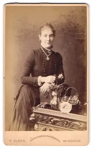 Fotografie A. Glass, Windsor, Augusta Place, Spital Road, Portrait junge Dame im Kleid mit Amulett