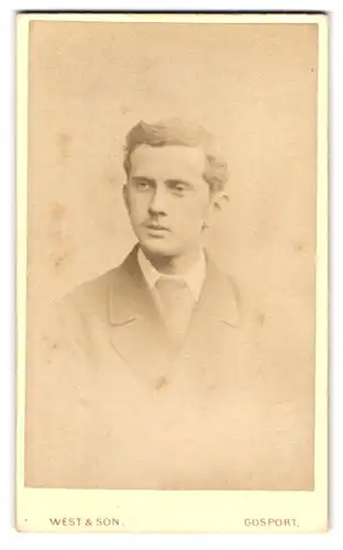 Fotografie G. West & Son, Gosport, 97, High Street, Portrait junger Herr mit moderner Frisur