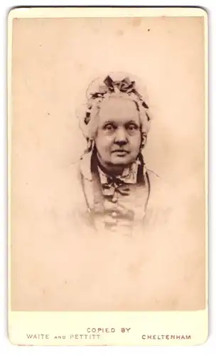 Fotografie Waite and Pettitt, Cheltenham, Portrait ältere Dame mit Haube