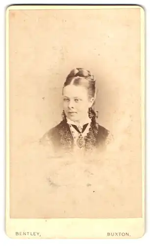 Fotografie B. W. Bentley, Buxton, 6, Quadrant, Portrait junge Dame mit Hochsteckfrisur