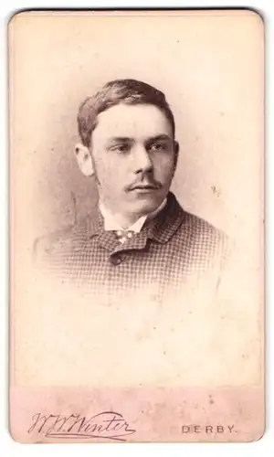 Fotografie W. W. Winter, Derby, Midland Road, Portrait charmanter Herr mit Oberlippenbart