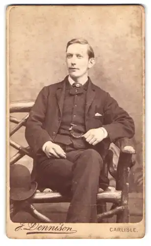 Fotografie J. Dennison, Carlisle, 10, Devonshire Street, Portrait junger Herr im modischen Anzug
