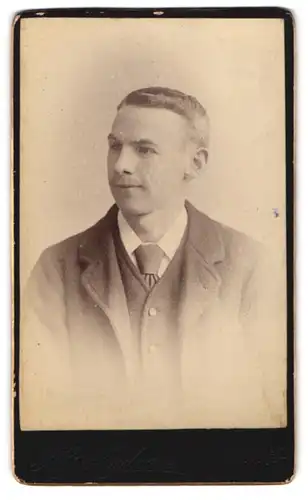 Fotografie H. Andrews, Maryport, 108, Senhouse Street, Portrait junger Herr in modischer Kleidung