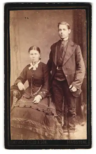 Fotografie Mortimer Field & Son, Maidstone, 6, Sandling Road, Portrait junges Paar in hübscher Kleidung