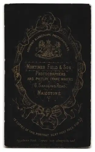 Fotografie Mortimer Field & Son, Maidstone, 6, Sandling Road, Portrait junges Paar in hübscher Kleidung