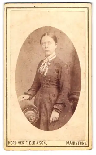 Fotografie Mortimer Field & Son, Maidstone, 6, Sandling Road, Portrait junge Dame im Kleid
