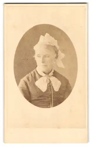 Fotografie H. P. Robinson, Tunbridge Wells, Portrait ältere Dame mit Haube