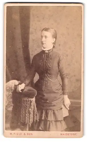 Fotografie Mortimer Field & Son, Maidstone, Sandling Road, Portrait junge Dame in zeitgenössischer Kleidung