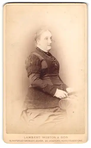 Fotografie Lambert Weston & Son, Dover, 18 Waterloo Crescent, Portrait Portrait ältere Dame in hübscher Kleidung