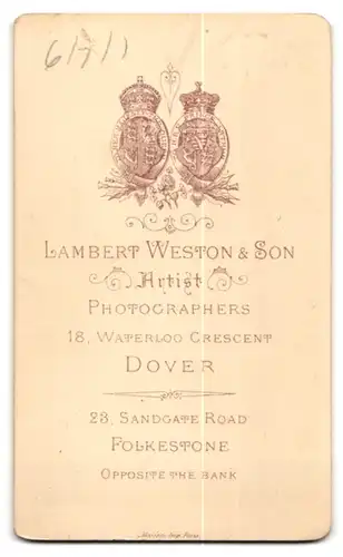 Fotografie Lambert Weston & Son, Dover, 18 Waterloo Crescent, Portrait Portrait ältere Dame in hübscher Kleidung