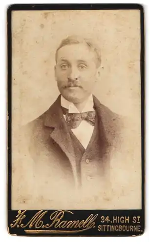 Fotografie J. M. Ramell, Sittingbourne 34, High St., Portrait charmanter Herr mit Oberlippenbart