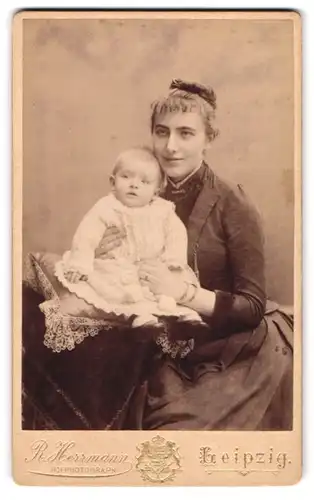 Fotografie Rudolf Herrmann, Leipzig, Wintergarten Str. 9, Portrait bürgerliche Dame mit Kleinkind auf dem Arm