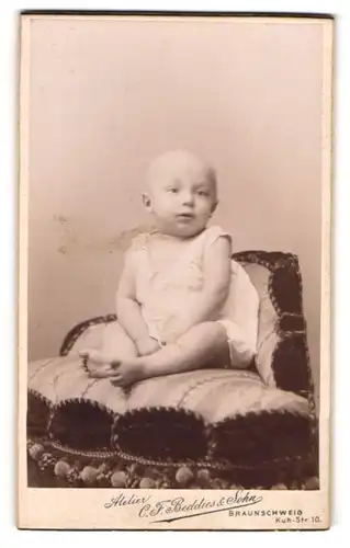 Fotografie C. F. Beddies & Sohn, Braunschweig, Kuh-Strasse 10, Portrait süsses Kleinkind im weissen Kleid
