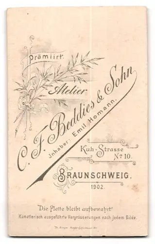 Fotografie C. F. Beddies & Sohn, Braunschweig, Kuh-Strasse 10, Portrait süsses Kleinkind im weissen Kleid