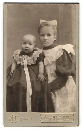 Fotografie W. Dalchow, Egeln, Portrait junges Mädchen im Kleid mit einem Kleinkind