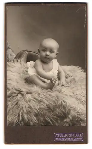 Fotografie Atelier Spiegel, Braunschweig, Damm 9, Portrait süsses Kleinkind im weissen Hemd sitzt auf Fell