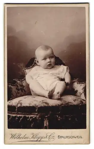 Fotografie Wilhelm Klopp & Co., Braunschweig, Friedrich Wilhelmstrasse 37, Portrait süsses Kleinkind im weissen Hemd