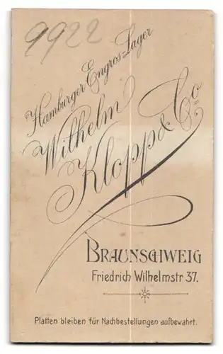 Fotografie Wilhelm Klopp & Co., Braunschweig, Friedrich Wilhelmstrasse 37, Portrait süsses Kleinkind im weissen Hemd