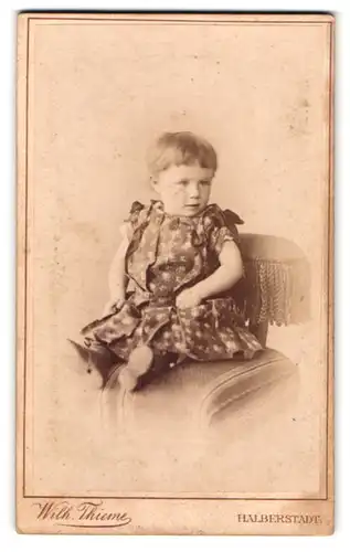 Fotografie Wilh. Thieme, Halberstadt, Portrait kleines Mädchen im modischen Kleid