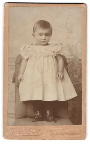 Fotografie Th. Schlüter, Pinneberg, Schauenburgestrasse, Portrait kleines Mädchen im hübschen Kleid