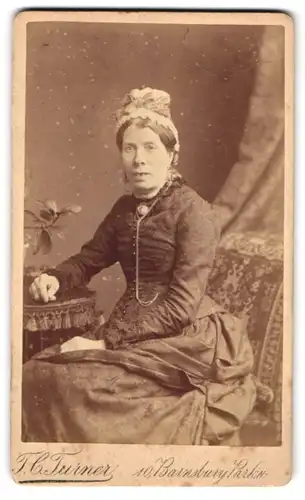 Fotografie Th. C. Turner, London, 10, Barnsbury Park, Portrait ältere Dame mit Haube und Kragenbrosche