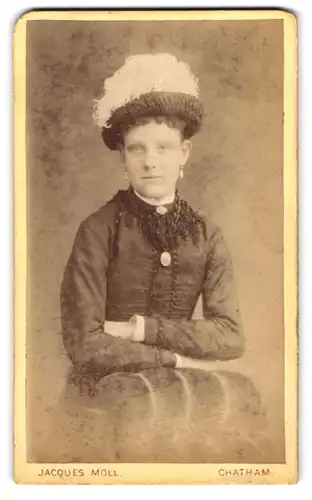 Fotografie Jacques Moll, Chatham, 8, Watts Place, Portrait junge Dame in hübscher Kleidung