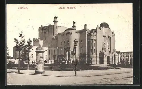 AK Cottbus, Eckansicht des Stadttheaters mit Litfasssäule