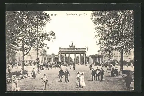 AK Berlin, Brandenburger Tor mit Pferdewägen