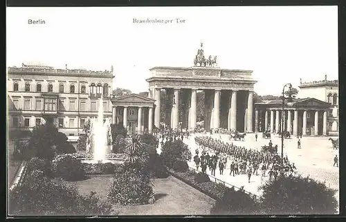 AK Berlin, Brandenburger Tor mit Soldatenparade und Pferdewägen