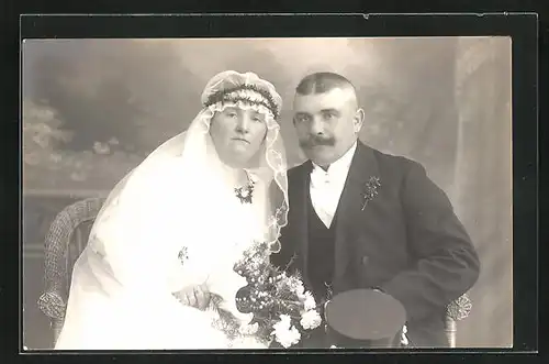 Foto-AK Fülliges Hochzeitspaar