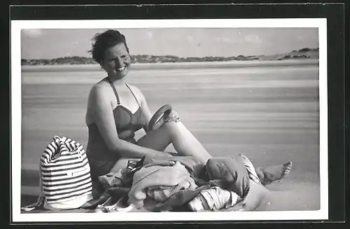 Foto-AK Frau in Bademode am Strand