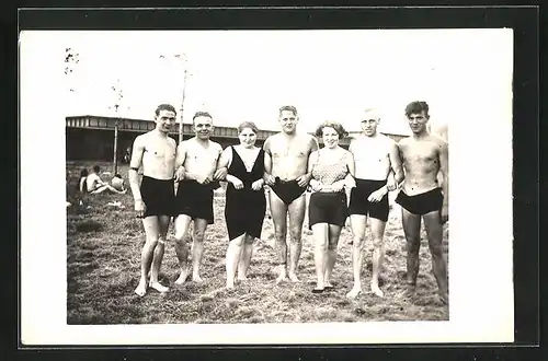 Foto-AK Junge Männer haben zwei Mädchen untergehakt