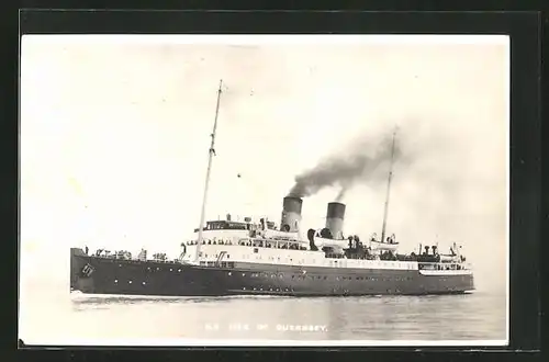 AK Passagierschiff SS Isle of Guernsey mit Dampf
