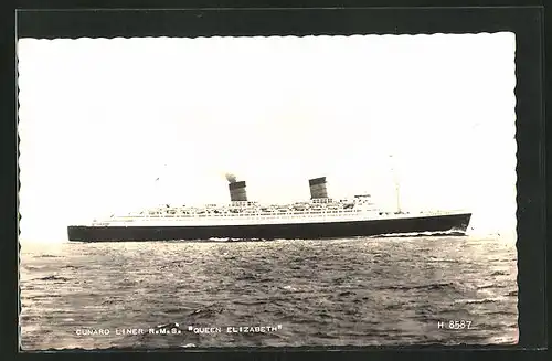 AK Blick auf das Schiff Queen Elizabeth in voller Fahrt