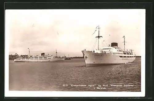 AK Harwich, Passagierschiffe M. S. Kronprinsesse Ingrid und M. M. Kronprins Frederik vor der Küste