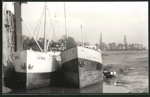 Fotografie Frachtschiff Buka & Lady Sonia bei Ebbe