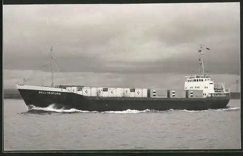 Fotografie Frachtschiff Bell Venture in Fahrt