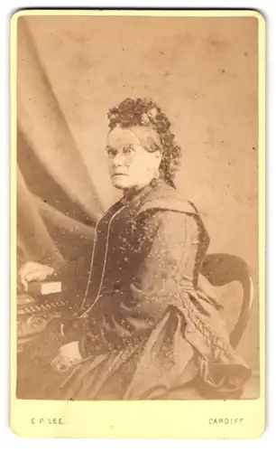 Fotografie Edwin P. Lee, Cardiff, 9 Crockherbtown, Ältere Dame in schwarzem Kleid