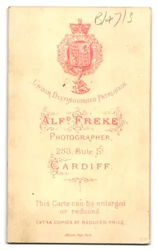 Fotografie Alfd. Freke, Cardiff, 12 Duke Street, Elegante Bürgerliche mit ihrem Sohn