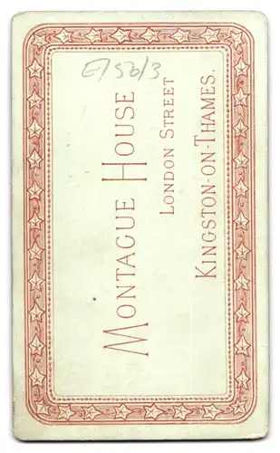 Fotografie Montague House, Kingston-on-Thames, London Street, Hübsche Frau mit Zeitung