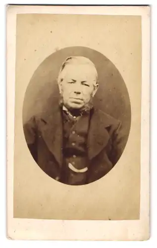 Fotografie W. Powis, Lincoln, 16 Broad Gate, Gestandener Bürgerlicher im Anzug