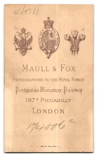 Fotografie Maull & Fox, London, 187 A, Piccadilly, Portrait kleines Mädchen im Samtkleid mit Peitsche