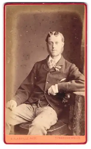 Fotografie G. Glanville, Tunbridge Wells, 5, High Steet, Portrait modisch gekleideter Herr mit Backenbart