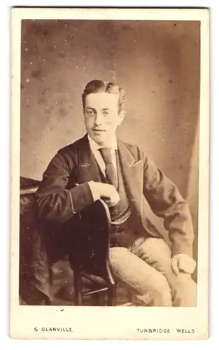 Fotografie G. Glanville, Tunbridge Wells, 5, High Street, Portrait junger Herr in modischer Kleidung